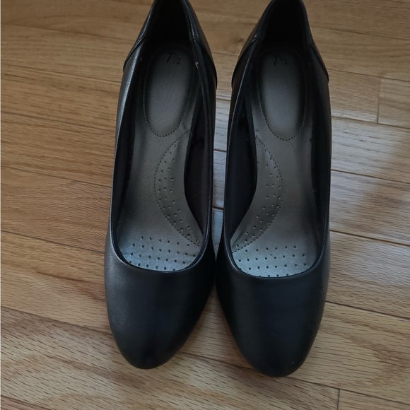 Elegant Black Women's Pumps, size 7.5 - Picture 1 of 4